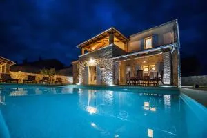 Familyl Villa Tomani with Pool, Basketball and Volleyball Field - Krmed