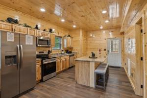 On Blackbeary Hill A cozy 3 BR cabin perfect for a getaway in an enchanting forest setting