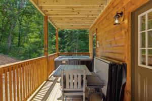 On Blackbeary Hill A cozy 3 BR cabin perfect for a getaway in an enchanting forest setting