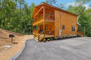 On Blackbeary Hill A cozy 3 BR cabin perfect for a getaway in an enchanting forest setting