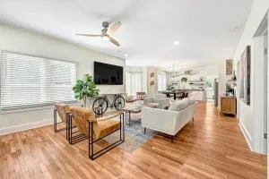 Decca's Uptown Oasis - Colcord