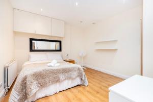 Economy Three-Bedroom Apartment room in Hyde Park Rooms & Apartments