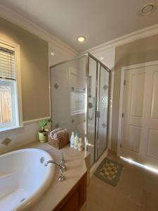 Two-bedroom lucky en-suite with private entrance and bathroom in close to YVR Richmond