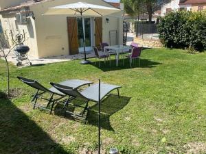 Maisons de vacances Bas de villa composee d-un 3 pieces et d-un studio avec piscine privee : photos des chambres