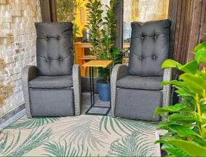 HIRSCH Stadt Apartment 2 - Terrasse mit Flussblick - Parkplatz