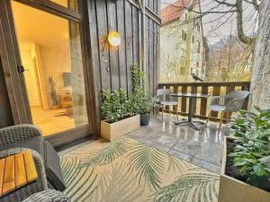 HIRSCH Stadt Apartment 2 - Terrasse mit Flussblick - Parkplatz