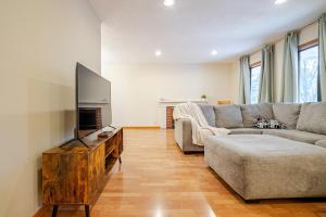 Serene Getaway in Plymouth, MN - 4 bedroom home