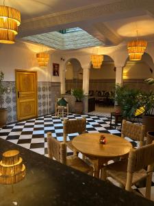 Riad dar lakbira
