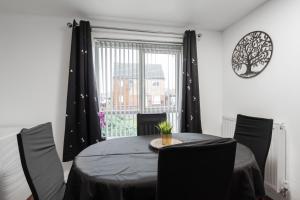 Coop Arena & Etihad - Free Parking - Pool Table