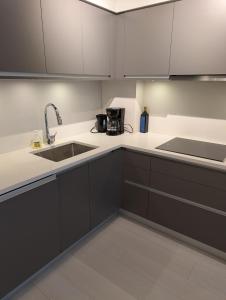 Modern 2 bedroom condo with AC in Olympic Village