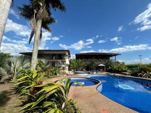 Casa en Armenia con Piscina muy cerca al Parque del Café