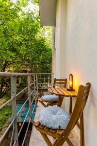 Tova Pearl - Cozy, Modern 2BR Apt, DT, Ultracentral, Chabad across street, 20 min walk to Old Town