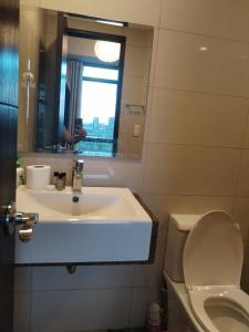 Near MOA 3 pax unit in Gentry Manor