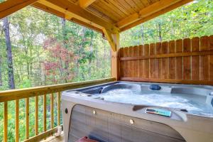 Mtn-View Cabin Near Dollywood: Hike, Play, Unwind!