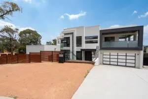 Spacious 5-Bed Family Home in Giralang - Hall