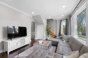 Morton Grove w Game Room & Huge Yard - Morton Grove