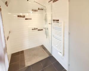 Villas Villa spacieuse a Vieillevie avec piscine privee - 180 m² : photos des chambres