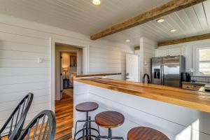 2 Mi to Beech Mtn Fully Remodeled Condo with Patio!