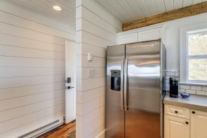 2 Mi to Beech Mtn Fully Remodeled Condo with Patio!