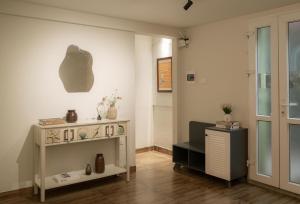 Westlake Cam Art Lucy Homee, Netflix, Food&Cofee