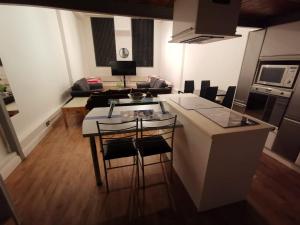 City Centre Most Central Location in Thurland Street - New York Style 2 Double Bedrooms and 2 Bathrooms Apartment with 6 Proper Beds and Kitchen - by the Xmas Market and Nightlife - Parking for Cars and Vans from Five Pounds a Day - Sunday 1pm Check-