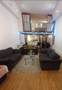 City Centre Most Central Location in Thurland Street - New York Style 2 Double Bedrooms and 2 Bathrooms Apartment with 6 Proper Beds and Kitchen - by the Xmas Market and Nightlife - Parking for Cars and Vans from Five Pounds a Day - Sunday 1pm Check-