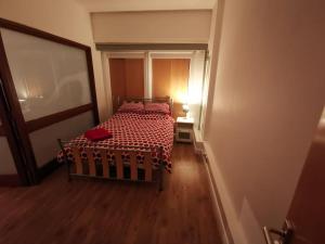 City Centre Most Central Location in Thurland Street - New York Style 2 Double Bedrooms and 2 Bathrooms Apartment with 6 Proper Beds and Kitchen - Parking for Cars and Vans from Five Pounds a Day - Sunday 1pm Check-out