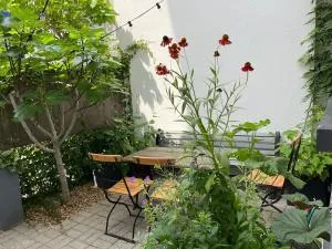 Charming House with Patio near the Central Station - Stabroek