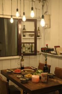 Lahom - Nhà Gỗ Nguyên Căn Gần Chợ Đêm