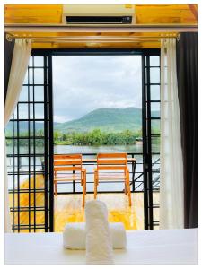 Mount River Petite Boutique