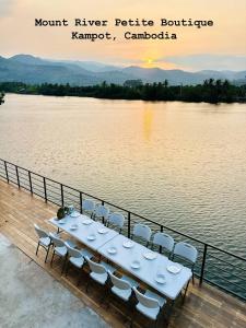 Mount River Petite Boutique