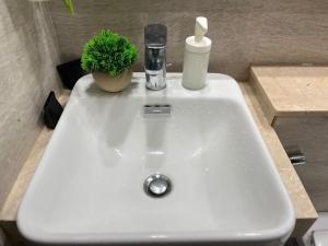 Lofty Dreams Skyline Apartment