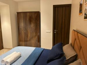 Lofty Dreams Skyline Apartment