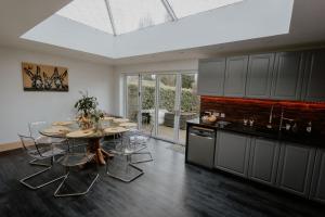 Cannock Chase Guest House - Modern Super Spacious Renovated home for 6 guests