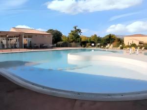 Maisons de vacances Maison charmante a Aubignan avec piscine partagee : photos des chambres