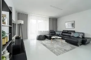 Spacious House with Balcony Ideal for Families by Noclegi Renters - Fabjanowo