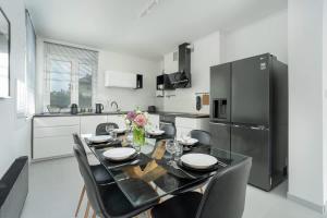 Spacious House with Balcony Ideal for Families by Noclegi Renters