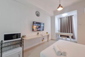 Comfortable and Homey Studio Room at Barsa City Apartment By Travelio