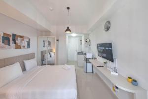 Comfortable and Homey Studio Room at Barsa City Apartment By Travelio