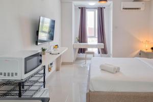 Comfortable and Homey Studio Room at Barsa City Apartment By Travelio