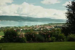 Lakeview Guesthouse with Two Bedrooms & Private Bathroom - Aumont