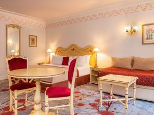 Hotels Hotel de la Cite Carcassonne - MGallery Collection : Chambre Familiale avec 1 Lit Double et 2 Lits Simples