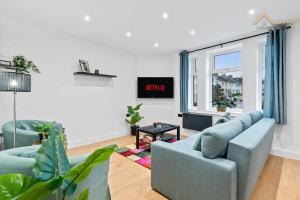 Modern Flat by Train St & Must-See Sights