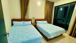 Premium 5 queen bed luxury 2BR suites infinity pool netlfix