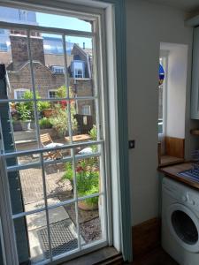 Large Bright Soho Studio flat with Large Terrace