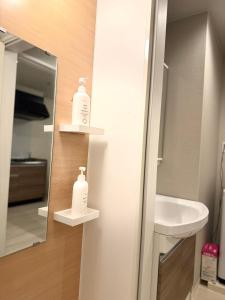 天下茶屋徒歩圏内 花園町駅徒歩3分 難波 梅田に直通 トイレと浴室付き まるまる貸切 部屋35平方 南102室