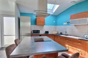 Maisons de vacances So Chic Kerfily house with hot tub 8 people : Maison 1 Chambre