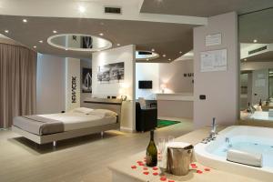 Suite mit Queensize-Bett und Whirlpool