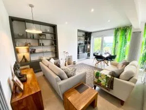 Rare & Breathtaking View With Secret Garden Bar - Horsforth