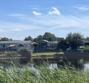 Chalet Makkum C99B met prive gelegen tuin aan het water
